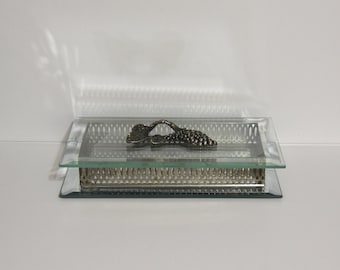 Cómoda vintage rectangular de cristal, espejo y baño de plata. Tocador de mediados de siglo con motivo de uvas. Joyero de cristal, metal y espejo.