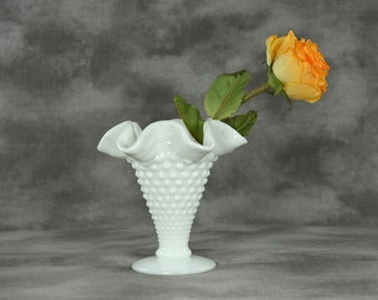 Kleine Fenton Hobnail melkglas gekrompen gecanneleerde vaas. Gemerkte witte hobnail Fenton vaas. Leuk idee voor huwelijksdecoratie.