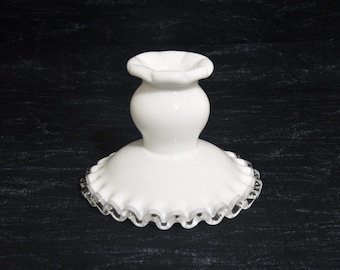 Vintage Fenton glazen zilveren Crest Taper kandelaar houder. Enkele gegolfde melkglas zilveren Crest kandelaar. Perfect voor bruiloftsdecoratie.