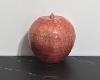 Manzana roja vintage tallada en alabastro con un pequeño tallo de madera. Pisapapeles de manzana roja para escritorio de profesor. Regalo para profesor.