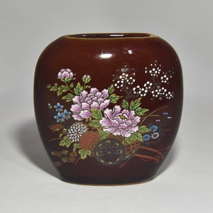 Wazon Vintage Porcelain Brown ze Złotym Wykończeniem. Zaprojektowany z emaliowanymi ręcznie malowanymi kwiatami w wózku. Mały japoński wazon emaliowany.
