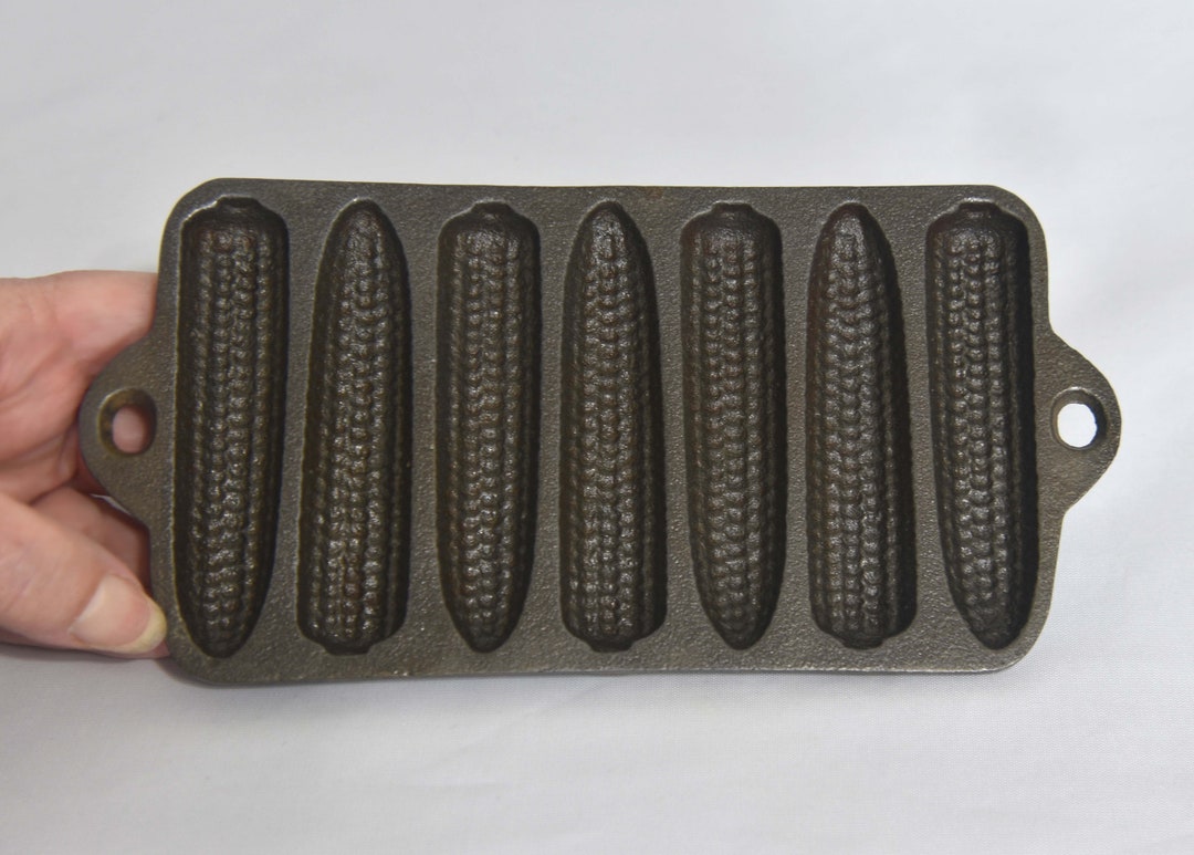 Small Vintage Cast Iron Corn Bread Pan. Corn Bread Mold. Cast Iron