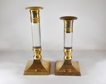 Portavelas cónicos de latón y lucite modernos de mediados de siglo. Par de portavelas vintage fabricados en lucita y latón. Decoración de lucita y latón