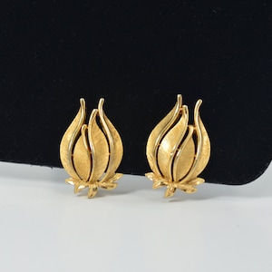 Pendientes de clip con corona Trifari en tono dorado, pendientes de clip vintage, pendientes de capullo de rosa, pendientes de rosa en tono dorado, pendientes de corona Trifari.