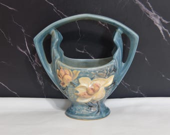 Jarrón vintage de cesta con asa de color azul magnolia de Roseville Pottery. Jarrón floral de cerámica coleccionable de la década de 1940, n.° 383-7. En su estado original, con reparaciones. Ver fotos.