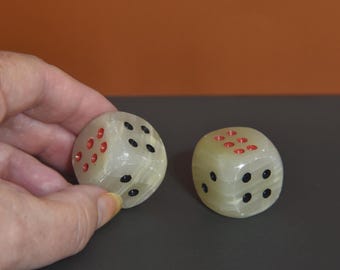 Un par de dados vintage de ónix tallados a mano con lunares rojos y negros. Dados de seis caras con bandas. Dados de ónix natural.