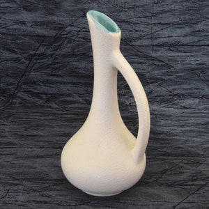 Vintage Royal Haeger Ewer Vase. Textured White Pottery Vase with Interior Teal Color. Mid Century Modern Royal Haeger Pitcher Vase Decor.