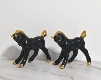 Dos figuritas de caballos de mediados de siglo en negro y dorado. Figuritas de ponis de porcelana vintage brillantes. Figuritas de potros sin marca. Caballos de colección.
