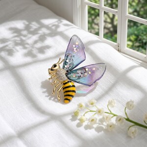 Broche de abelha com asas transparentes em acrílico, alfinete de lapela de abelha com esmalte e strass, joia de inseto estilo cottagecore, presente para amantes da natureza