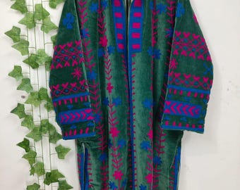 グリーンベルベットの手刺繍ロングジャケット（レディース）、ボヘミアン風エスニックコート、ヴィンテージフローラル柄ハンドメイドインドアウターウェア