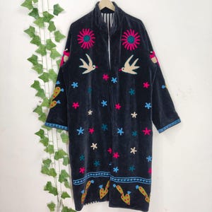 Giacca in velluto ricamata a mano, cappotto boho con uccelli e fiori, giacca nera di grande effetto, capospalla colorato in stile arte popolare, regalo unico per donna