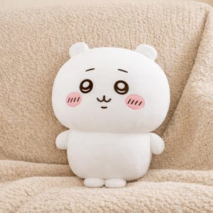 Puede incluir: Un juego de tres tazas de cerámica con un acabado mate moteado. Las tazas son de color crema, gris claro y gris oscuro. Cada taza tiene un diseño simple y minimalista.