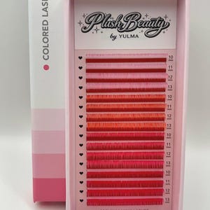 Könnte beinhalten: Eine Schachtel farbiger Wimpern in Rosa- und Rottönen. Auf der Schachtel steht "Plush Beauty by Yulma" und "Premium Mink Lashes". Die Wimpern sind in Reihen von 10 mm bis 13 mm angeordnet. Die Verpackung ist weiß und rosa.