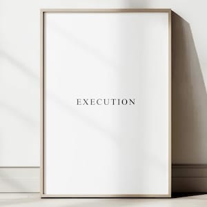Puede incluir: Una impresión enmarcada con la palabra "EXECUTION" en una fuente minimalista. La obra de arte se exhibe contra una pared blanca, con luz natural y sombras que añaden profundidad. El marco es de color neutro.