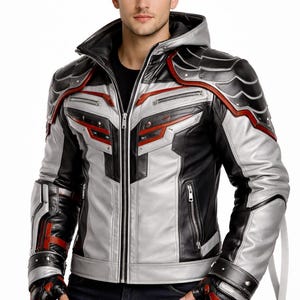 Può includere: Giacca in pelle argento, nera e rossa con cappuccio. La giacca presenta una chiusura con zip, tasche multiple e dettagli sulle spalle corazzati. Le maniche hanno pannelli argentati e dettagli rossi. Guanti senza dita neri.