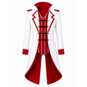 Puede incluir: Una chaqueta de frac blanca y roja con cuello alto, charreteras en los hombros y mangas largas con puños rojos. El frente presenta un panel de chaleco rojo con rayas blancas verticales, asegurado por cuatro correas negras horizontales con botones dorados.