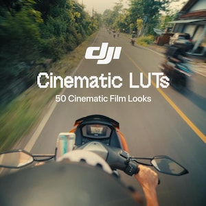 Può includere: Una grafica digitale che presenta il logo DJI, il testo Cinematic LUTs e il testo 50 Cinematic Film Looks. Lo sfondo mostra una prospettiva in prima persona di una moto che percorre una strada con un effetto vignettatura sui bordi.