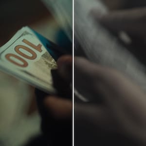 K&ouml;nnte beinhalten: Nahaufnahme eines Stapels von einhundert US-Dollar-Scheinen, mit der Zahl "100" in Orange. Die Scheine werden in einer Hand gehalten, mit einem verschwommenen Hintergrund.
