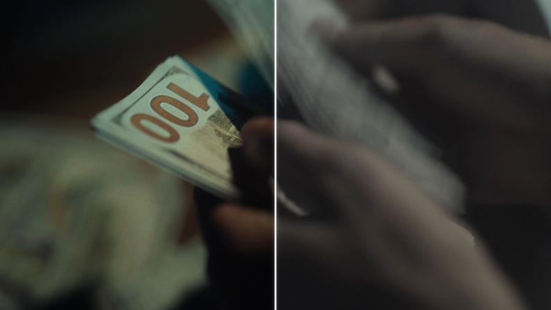 K&ouml;nnte beinhalten: Nahaufnahme eines Stapels von einhundert US-Dollar-Scheinen, mit der Zahl "100" in Orange. Die Scheine werden in einer Hand gehalten, mit einem verschwommenen Hintergrund.