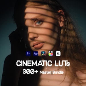 Peut inclure: Le visage d'une femme est partiellement éclairé par la lumière du soleil filtrant à travers des stores. L'image présente le texte "CINEMATIC LUTS 300+ Master Bundle" avec des icônes de logiciels de montage vidéo. L'arrière-plan est bleu foncé.