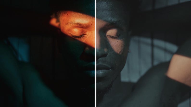 Puede incluir: Imagen dividida del rostro de una persona, iluminada por luz contrastante. Un lado est&aacute; ba&ntilde;ado en luz naranja c&aacute;lida, el otro en luz azul fr&iacute;a. Los ojos de la persona est&aacute;n cerrados, creando una sensaci&oacute;n de introspecci&oacute;n y serenidad.