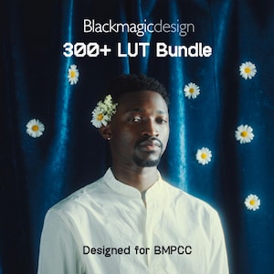 Puede incluir: Una persona con una camisa blanca de cuello alto, adornada con flores en el pelo, se encuentra frente a una cortina azul oscuro decorada con margaritas blancas. La imagen presenta el texto "Blackmagicdesign 300+ LUT Bundle" y "Designed for BMPCC."
