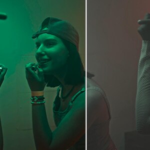 Puede incluir: Una persona aplic&aacute;ndose l&aacute;piz labial frente a un espejo, iluminada por luz verde. La persona lleva una gorra de b&eacute;isbol, pulseras y un collar. La imagen est&aacute; dividida, con una segunda persona en el fondo.