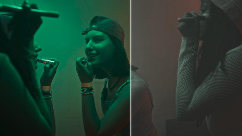 Puede incluir: Una persona aplic&aacute;ndose l&aacute;piz labial frente a un espejo, iluminada por luz verde. La persona lleva una gorra de b&eacute;isbol, pulseras y un collar. La imagen est&aacute; dividida, con una segunda persona en el fondo.