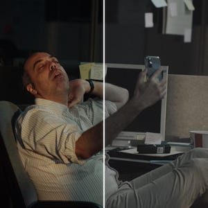K&ouml;nnte beinhalten: Ein Mann in einem gestreiften Hemd und heller Hose ruht in einem B&uuml;rostuhl. Er lehnt sich zur&uuml;ck und hat die Augen geschlossen. Rechts h&auml;lt eine Person ein Smartphone und macht ein Foto. Ein Computermonitor und ein Eimer sind sichtbar.