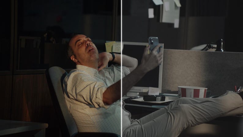 K&ouml;nnte beinhalten: Ein Mann in einem gestreiften Hemd und heller Hose ruht in einem B&uuml;rostuhl. Er lehnt sich zur&uuml;ck und hat die Augen geschlossen. Rechts h&auml;lt eine Person ein Smartphone und macht ein Foto. Ein Computermonitor und ein Eimer sind sichtbar.