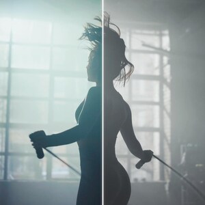 Puede incluir: Silueta de una persona saltando a la comba en un gimnasio. La persona lleva ropa deportiva y sostiene los mangos de la comba. El fondo presenta una ventana y una fuente de luz brillante, creando un efecto dram&aacute;tico.