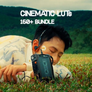 Può includere: Una persona sdraiata nell'erba con un lettore di cassette vintage e auricolari. La persona indossa un maglione color crema con un motivo colorato. Il testo in alto recita "CINEMATIC LUTS 150+ BUNDLE". Lo sfondo presenta una collina verde.