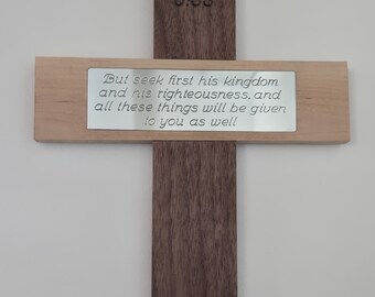 Croce fatta a mano in legno di acero e noce – Scrittura di Matteo 6:33, dono cristiano