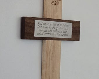 Croce in acero e noce fatta a mano – Romani 8:28 Decorazione cristiana incisa