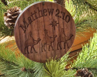 Matteo 2:10 Ornamento in legno con finitura in uretano colorato o riempito con resina epossidica