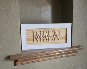Cartello "Gesù è risorto" - Decorazione cristiana pasquale fatta a mano, targa in legno con lettere in rilievo 12x6