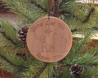 Venite, adoriamolo. Decorazione per la Natività riempita di resina epossidica (finitura in uretano).