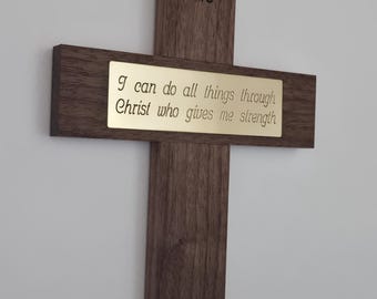 Croce in noce fatta a mano • Scrittura Filippesi 4:13 • Targa in ottone • Arredamento cristiano per la casa