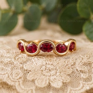 Oval Rubin Wave Bandring für Verlobung, einzigartiger stapelbarer Ring Geschenk für Jahrestag, geschwungener Bandring, September Birthstone Ring