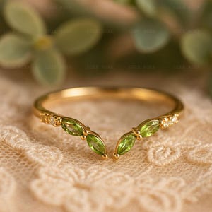 Groene peridot trouwring, marquise peridot open gap verlovingsband, 14K roségoud bijpassende bruidsverjaardag ringversterker voor haar
