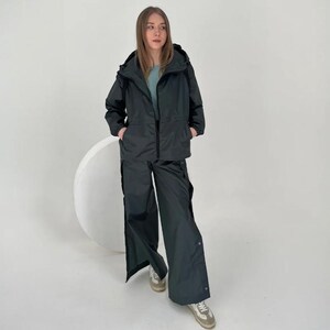 Traje cortavientos de viaje, conjunto con mochila incorporada, conjunto de senderismo repelente al agua, ropa para festivales, ropa unisex para actividades al aire libre.