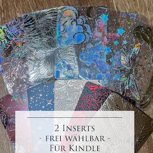 Könnte beinhalten: Eine Auswahl holografischer Einsätze für Kindle Basic mit Designs wie Wolken, Schmetterlingen und floralen Mustern. Die Einsätze sind in Silber, Blau und schillernden Farben gehalten. Der Text auf dem Bild lautet "2 Inserts - Frei Wählbar - Für Kindle Basic."