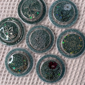 Handgefertigter Glitzer Griff grün, Grip für Handy/E-Reader mit dunkel grau glitzernden Magnetring für frei wählbares Aufkleben