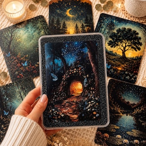 Könnte beinhalten: Eine Sammlung quadratischer Kunstdrucke mit Fantasy-Waldszenen mit Schmetterlingen, Bäumen und Sternenhimmel. Die Drucke sind in verschiedenen Farben gehalten, darunter Blau, Grün und Orange. Ein Druck wird in einer transparenten Hülle gehalten.