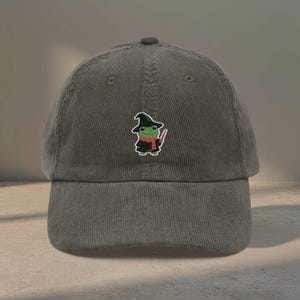 Chapéu de veludo cotelê bordado com sapo mágico, boné de sapo mágico, acessório de fantasia cottagecore, presente goblincore