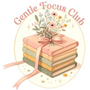 Può includere: Una pila di cinque libri dai colori pastello, legati con un nastro rosa e sormontati da un bouquet di fiori. Il testo "Gentle Focus Club" è arcuato sopra i libri in una tonalità rosa tenue, su uno sfondo color crema.