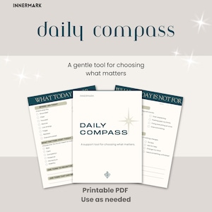 Puede incluir: Un PDF imprimible titulado "Daily Compass" con un diseño de estrella. La imagen incluye tres páginas con texto como "What Today" y "What Matters Host Today". También es visible el texto "A gentle tool for choosing what matters".