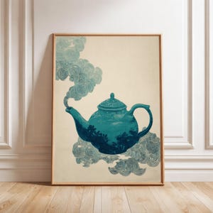 Könnte beinhalten: Gerahmter Kunstdruck mit einer türkisfarbenen Teekanne mit Landschaftsdesign, die stilisierten Dampf in Form von Wolken abgibt. Das Kunstwerk ist vor einem cremefarbenen Hintergrund platziert und erzeugt eine skurrile und künstlerische Ästhetik.