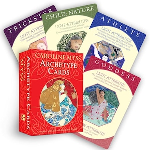 Può includere: Una scatola rossa di "Carte Archetipo Caroline Myss" con diverse carte a ventaglio. Le carte hanno titoli come "Trickster", "Child: Nature", "Athlete" e "Goddess". Ogni carta presenta illustrazioni e testo.