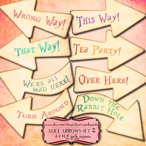 Pode incluir: Conjunto de 8 sinais de seta imprimíveis com tema de Alice no País das Maravilhas. Os sinais são bege com um visual vintage e apresentam texto colorido. O texto nos sinais inclui "Wrong Way", "This Way", "That Way", "Tea Party", "We're All Mad Here", "Over Here", "Turn Around" e "Down the Rabbit Hole".